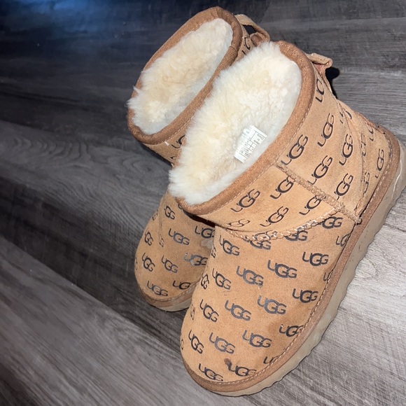 Womens Ugg Boots - Picture 3 of 6